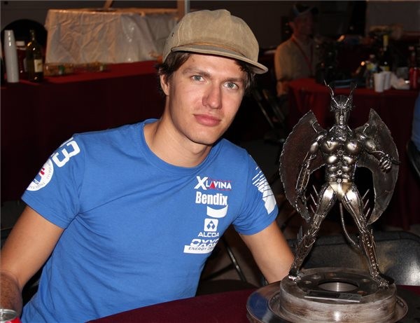 Szabó Krisztián, az amerikai kamionos bajnokság, a ChampTruck World Series harmadik helyezettje a kupával Las Vegasban 2015. november 2-án. MTI Fotó: Szerényi Márk