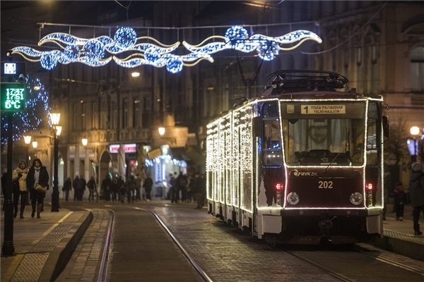 A Miskolc Városi Közlekedési Zrt. fényfüzérekkel feldíszített villamosa a miskolci Széchenyi utcán 2015. december 4-én. Az adventi villamosok január 6-ig, vízkeresztig közlekednek. MTI Fotó: Kaszás Tamás