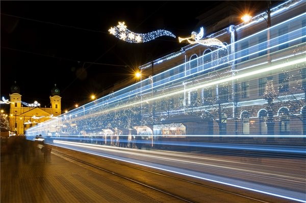  A hosszú expozíciós idővel készült felvételen DKV Debreceni Közlekedési Zrt. fényfüzérekkel feldíszített villamosa halad a debreceni Kossuth téren 2015. december 1-jén. Az adventi villamosok január 6-ig, vízkeresztig közlekednek. MTI Fotó: Czeglédi Zsolt