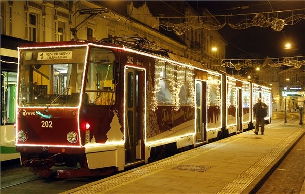 A Miskolc Városi Közlekedési Zrt. fényfüzérekkel feldíszített villamosa a miskolci Széchenyi utcán 2015. december 2-án. Az adventi villamosok január 6-ig, vízkeresztig közlekednek. MTI Fotó: Vajda János
