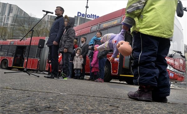 Bolla Tibor, a BKV elnök-vezérigazgatója beszél a Mikulástroli nevű járat indulásán, Budapesten, az 56-osok terénél, a Mikulásgyár mellett 2015. december 5-én. A menetrendszerinti járat egyedi belső és külső dekorációval közlekedik, és ajándékot gyűjt rászorulóknak. MTI Fotó: Máthé Zoltán