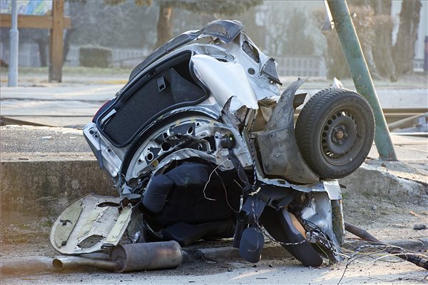 Villanyoszlopoknak csapódott, majd kettészakadt autó egyik darabja Budakalászon, a Pomázi úton, Szent István-telep HÉV-megálló közelében 2016. január 23-án. A balesetben az autó három utasa kirepült a gépkocsiból, közülük kettő súlyosan, egy könnyebben megsérült. MTI Fotó: Lakatos Péter