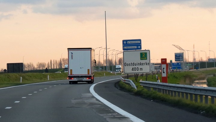 Autópálya kijárat Belgiumban. - Fotó: Karsai Attila - hungarokamion.hu
