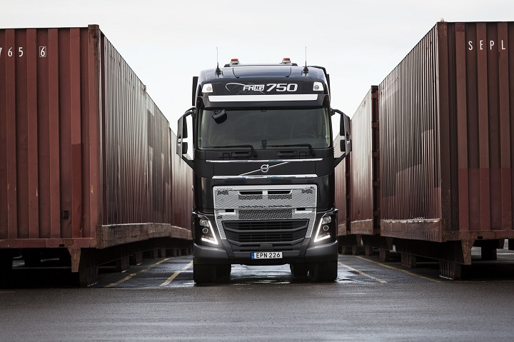 A Volvo Trucks következő kihívásában az új I-Shift kúszófokozatokkal váltóval felszerelt Volvo FH16 750 megmutatja, valójában mekkora tömeget képes elvontatni egy sorozatgyártású teherautó.