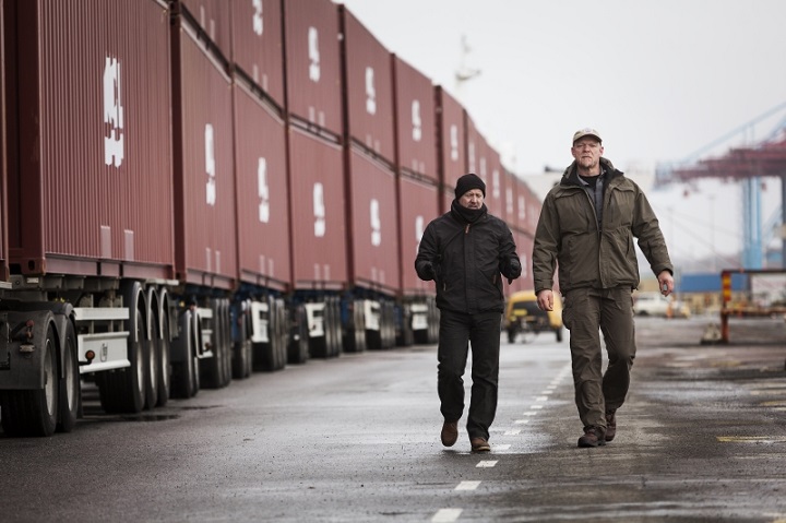 Annak érdekében, hogy az I-Shift kúszófokozatokkal váltót az eddigi legkeményebb tesztjének vessék alá, Magnus Samuelsson, a „Világ Legerősebb Embere” megmérettetés korábbi győztese és Brian Weatherley haszonjárműves újságíró szembeszálltak a fizika törvényeivel. Fotó: Karsai Attila - hungarokamion.hu