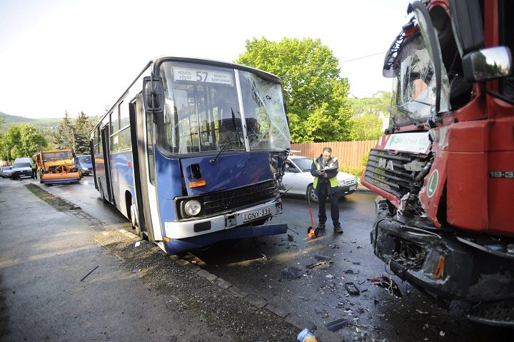 Összetört busz és kukásautó a főváros II. kerületében, a Máriaremetei úton 2016. május 4-én. Az 57-es busz összeütközött a szemétszállítóval, heten megsérültek, ketten súlyosan. A két súlyos sérült az autóbuszon utazott, a további öt, könnyű sérült között vannak a kukásautón dolgozók is. A balesetben egy személyautó is érintett volt, abban nem sérült meg senki. MTI Fotó: Mihádák Zoltán