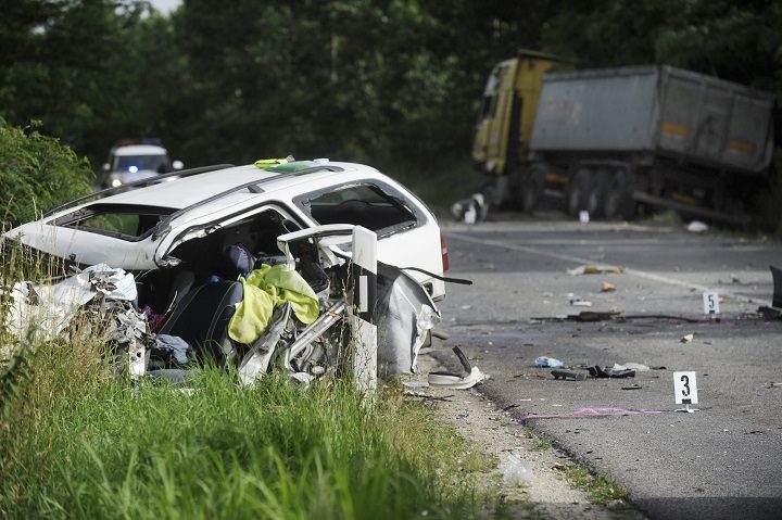 Balesetben összetört személygépkocsi az 51-es számú főúton, a Pest megyei Dunavarsány és Majosháza között 2016. június 17-én. A jármű egy sóderszállító teherautóval ütközött, a balesetben az autós súlyos, életveszélyes sérüléseket szenvedett. MTI Fotó: Mihádák Zoltán