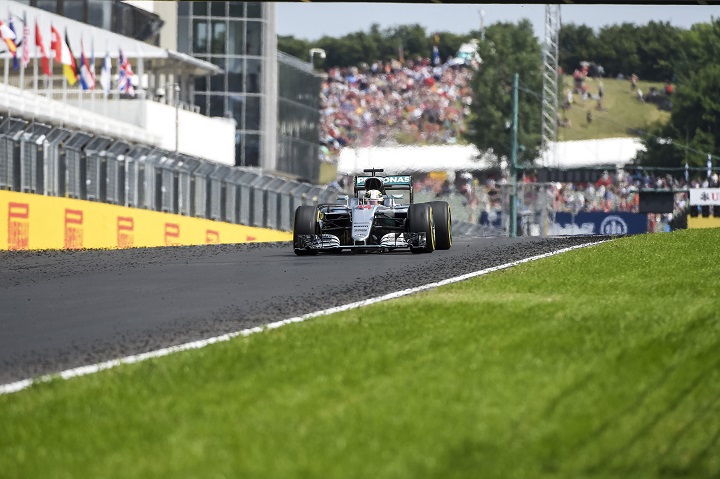 A későbbi első helyezett, világbajnoki címvédő Lewis Hamilton, a Mercedes csapat brit versenyzője a Forma-1-es Magyar Nagydíjon a mogyoródi Hungaroringen 2016. július 24-én. MTI Fotó: Marjai János