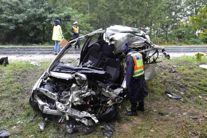 Balesetben összeroncsolódott személygépkocsi 2016. szeptember 5-én az 5-ös úton, Alsónémedinél, ahol az autó egy kamionnal ütközött össze. A balesetben a személyautó vezetője a helyszínen életét vesztette. MTI Fotó: Mihádák Zoltán