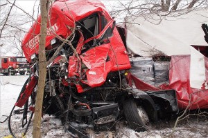 arukba-csuszott-kamion-44-es-uton-20120217