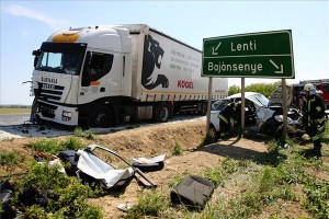 szemelyauto-kamion-baleset-zalabaksa-120518