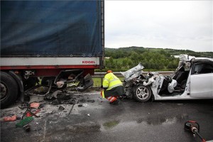 kamion-szemelyauto-baleset-csornyefold-120625