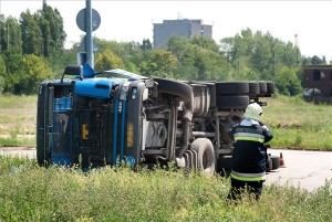 felborult-kamion-120806