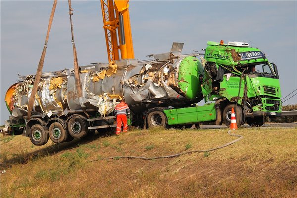 Képek az M5-ösön felborult veszélyes anyagot szállító kamion mentéséről