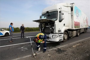szemelyauto-kamion-baleset-120930