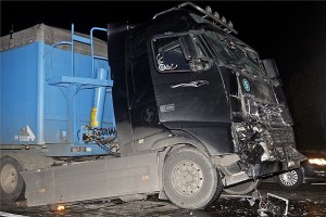 osszeroncsolodott-kamion-m5-121029