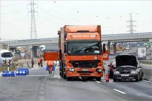 veszelyes-anyagot-szallito-teherauto-baleset-m0-121002