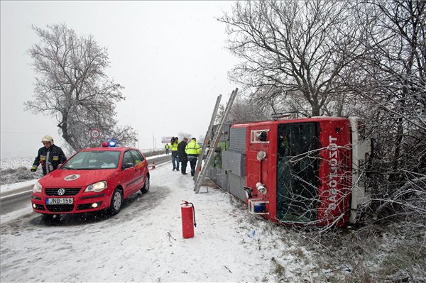 Felborult tűzoltóautó a 10-es főúton Solymár határában 2012. december 23-án. A kocsisort előző tűzoltóautó egy baleset helyszínére igyekezett, amikor az egyik szemből jövő jármű nem engedte el, így az - miközben vissza akart térni a sávjába - a padkára sodródott, majd az oldalára borult. MTI Fotó: Lakatos Péter