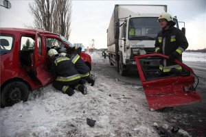 szemelyauto-teherauto-baleset-galambok-121213