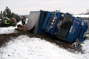 felborult-serteseket-szallito-teherauto-130107