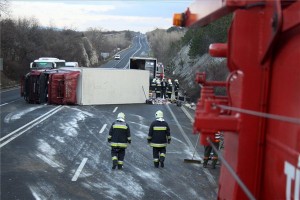 felborult-teherauto-8-as-fout-130104