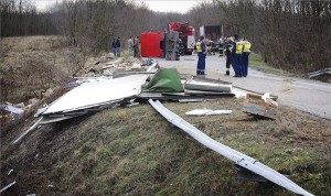 felborult-teherautó-letavertes-130106