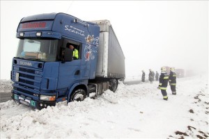 arokba-csuszott-kamion-veszpremben-130215