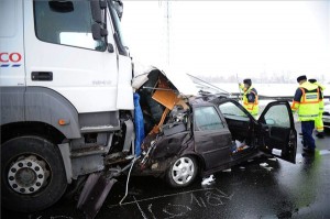 kamion-szemelyauto-utkozott-m0-130326