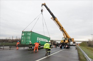 leborult-kontener-egy-kamionrol-m3-130319