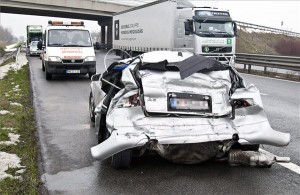 szemelyauto-kamion-karambol-lebeny-130318