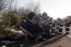 felborult-teherauto-m7-130419