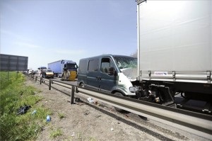 nyergesvontato-mikrobusz-karambol-m0-130429