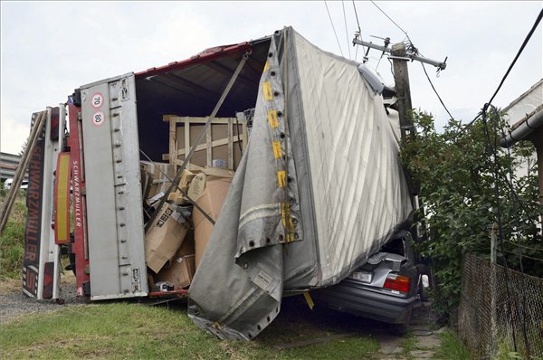 felborult-kamion-vas-megye-130711