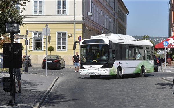 Az első, sorozatgyártásban készülő, teljes mértékben elektromos hajtású Siemens midibusz közlekedik a 16-os autóbusz vonalán a budai Várban, a Kapisztrán térnél 2013. szeptember 5-én. MTI Fotó: Máthé Zoltán