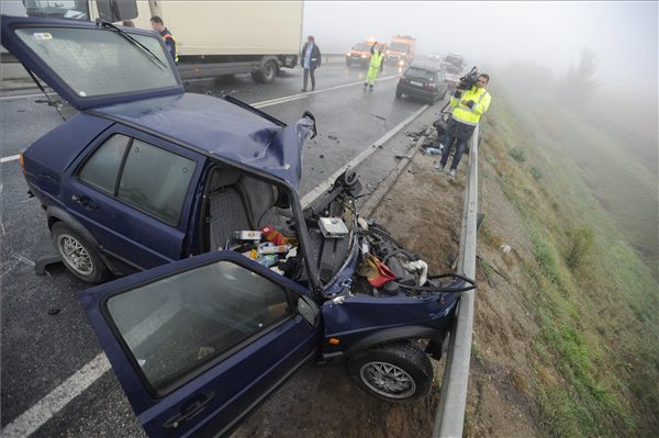 Összeroncsolódott személygépkocsi a 4-es főúton Üllőnél, ahol három személyautó ütközött össze egy teherautóval 2013. október 13-án hajnalban. A balesetben egy ember meghalt, más sérültje viszont nem volt az ütközésnek. MTI Fotó: Mihádák Zoltán