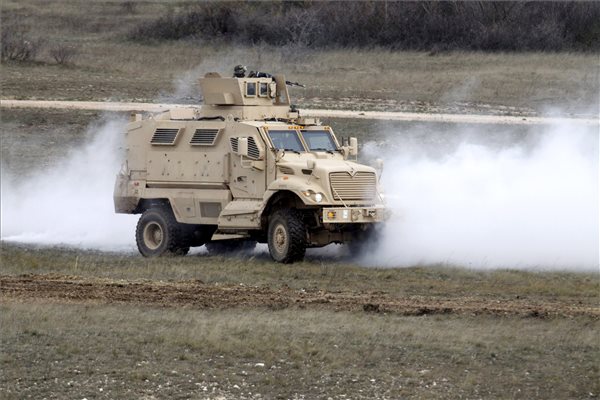 International MaxxPro MRAP típusú amerikai katonai páncélozott harci jármű az amerikai hadseregtől kölcsönkapott MRAP harci járművek átadásán tartott gyakorlaton a hajmáskéri Bakony Harckiképző Központban 2013. november 26-án. A Magyar Honvédség tizenkét, aknák elleni védelemre kialakított páncélozott harcjárművet (MRAP) kapott kölcsön kiképzési feladatokra az Egyesült Államok hadseregének európai parancsnokságától. MTI Fotó: Nagy Lajos