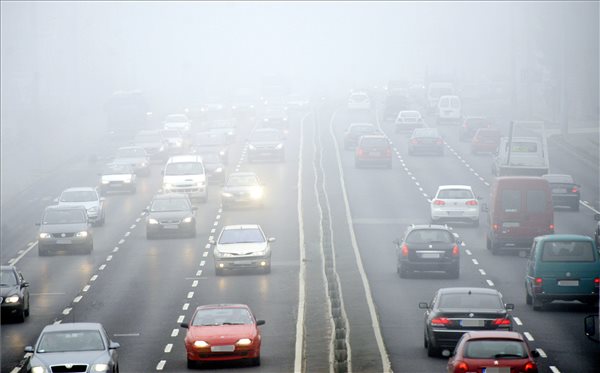 Járművek haladnak a ködben az M1-M7-es autópálya bevezető szakaszán a XI. kerületi Budaörsi úton 2013. december 4-én. MTI Fotó: Beliczay László
