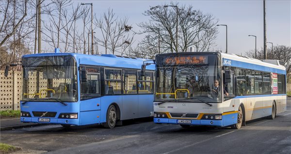Jobbra egy eredeti színű, mellette egy kékre átfestett Volvo B9L-Alfa Civis 12 típusú autóbusz Debrecenben a Petőfi téren 2014. január 16-án. Tizenöt átfestett debreceni autóbusz kerül hamarosan Budapestre, amelyeket a BKV bérel majd 2020-ig. A buszokat a székesfehérvári, egykori Alfa Busz gyártotta, és Debrecenből azért kerülhetnek Budapestre, mert a hajdú-bihari megyeszékhelyen a 2-es villamosvonal átadása miatt feleslegessé váltak. MTI Fotó: Czeglédi Zsolt