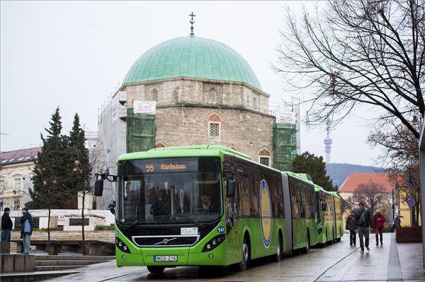 Pécsi polgármester: helyes döntés volt saját kézbe venni a helyi buszközlekedést