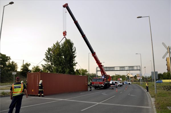 kontener-borult-az-uttestre-140610