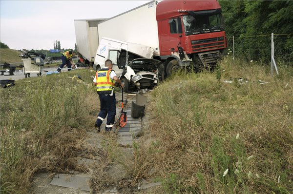 ket-kamion-es-egy-kisbusz-utkozott-az-m0-autouton-kistarcsanal-140708