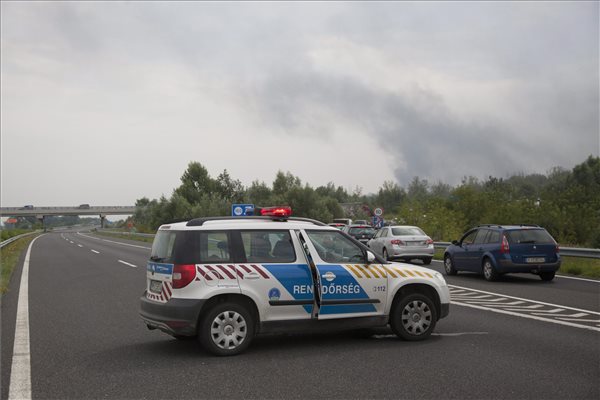 A lezárt M7-es autópálya Balatonfenyvesnél, a táskai pihenőhelynél 2014. július 30-án, ahol felborult és kigyulladt egy üzemanyagot szállító kamion. A Nagykanizsa felé vezető oldalon, a 157-es kilométerszelvényben egy tartályos kamion - eddig tisztázatlan körülmények között - borult fel és gyulladt ki, a jármű vezetője a helyszínen életét vesztette.   MTI Fotó: Varga György
