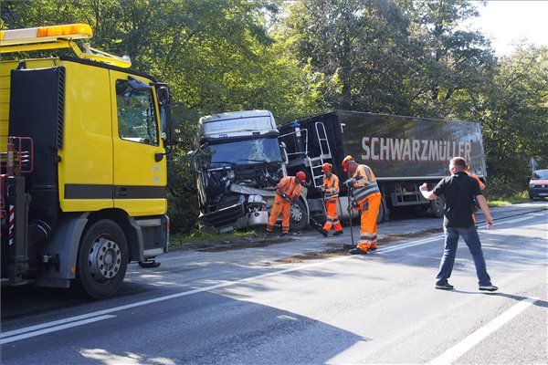 negy-kamion-utkozott-52-uton-141009