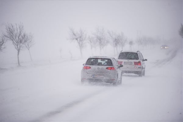 Hideg idő – Autóklub: az autósoknak fel kell készülniük a téli közlekedésre