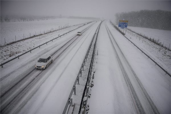 Autók a behavazott M60-as autópályán, Pécs közelében 2014. december 28-án. MTI Fotó: Sóki Tamás