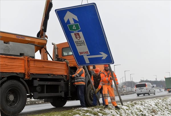 szerelik-az-utdij-tablat-a-repuloterre-vezeto-uton-150130