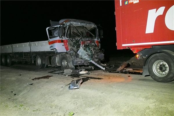 ket-kamion-utkozott-47-es-fouton-150415