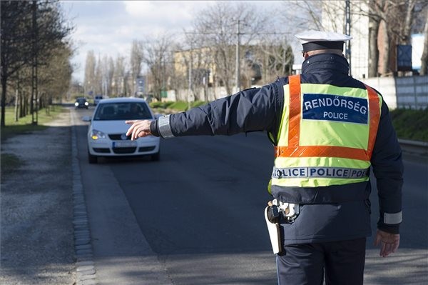 Húsvéti fokozott közúti ellenőrzést végző rendőr Budapesten, a IX. kerületben, a Gubacsi úton 2015. április 3-án. A fokozott ellenőrzés célja az ittas vezetők kiszűrése. MTI Fotó: Lakatos Péter