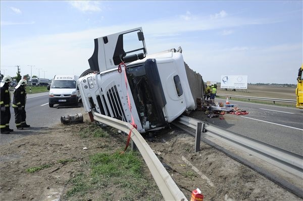 felborult-kamion-m1-autopalyan-150509