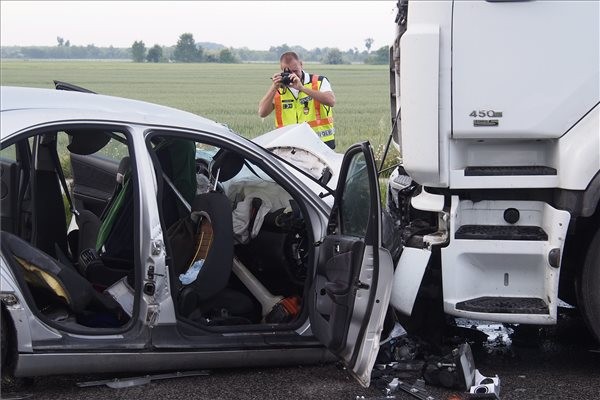 halalos-szemelyauto-kamion-baleset-150520